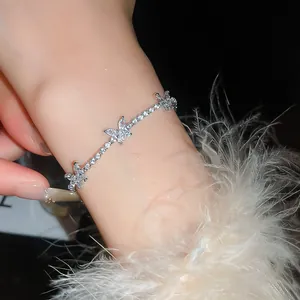 Gros plan détaillé d'un élégant bracelet papillon en argent avec des zircons brillants