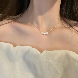 Elegant graduated pearl necklace worn on model's neck for a minimalist look