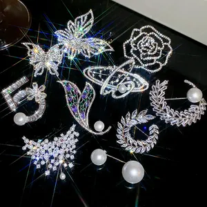 Collezione di spille scintillanti con strass, farfalle e perle in vari design.