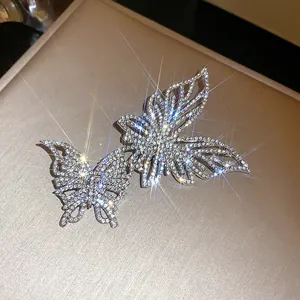 Dettaglio della spilla a farfalla con strass scintillanti ed effetto a stella