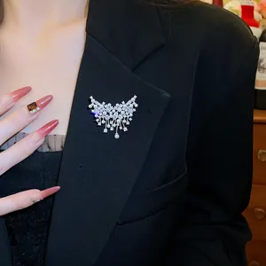 Vista dettagliata di un'elegante spilla a farfalla con perle su un blazer nero