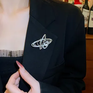 Dettaglio di elegante spilla a farfalla con cristalli scintillanti e perla bianca