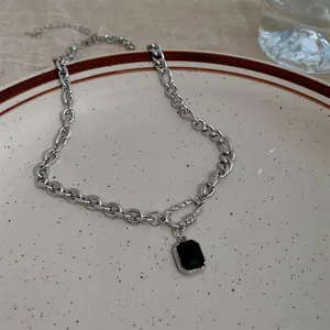 Elegante collana a catena argentata con un audace ciondolo rettangolare nero lusso