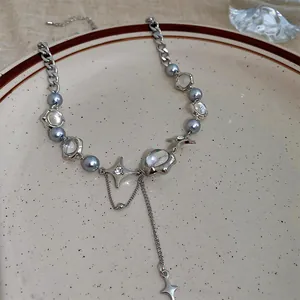 Elegante collana argentata con nappe, perle azzurre irregolari e ciondoli a stella