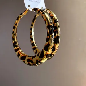 Pendientes de aro dorados con estampado de leopardo y diseño retro elegante para mujer