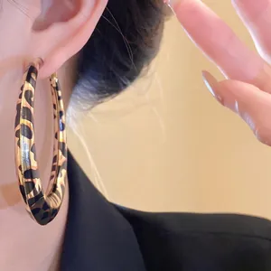 Pendientes de aro grandes retro con estampado de leopardo y pasadores de plata elegantes