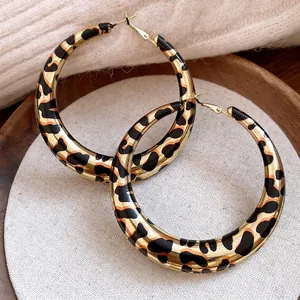 Pendientes de aro vintage dorados grandes con un elegante diseño de patrón de leopardo