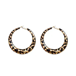 Pendientes de aro con estampado de leopardo chic con un elegante acabado dorado