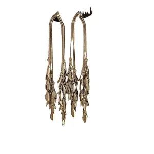 Elegantes pendientes largos de hojas doradas con borlas de espigas y aguja de plata