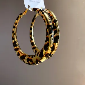 Detalle de los pendientes de aro con estampado de leopardo y un acabado retro dorado