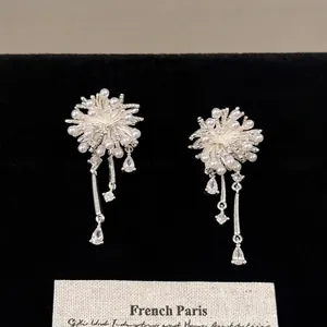 Gros plan détaillé de boucles d'oreilles style feu d'artifice avec zircone et perles élégantes