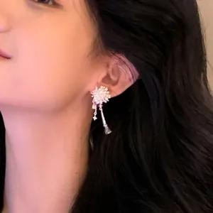 Élégantes boucles d'oreilles feux d'artifice en or 18 carats avec zircon.