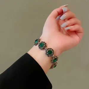Elegante bracciale vintage stile palazzo con fiori di cristallo verde al polso femminile