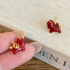 Elegantes pendientes de poni alado en esmalte rojo bañados en oro de 18k con diseño retro