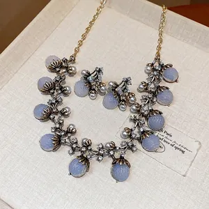 Parure de bijoux vintage française avec collier, boucles d'oreilles, perles et pierres