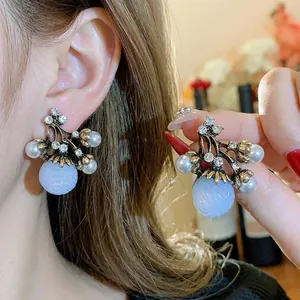 Boucles d'oreilles vintage françaises élégantes avec sphères bleues, perles et cristaux