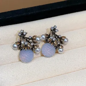 Boucles d'oreilles vintage style français avec perles et perles violettes dans leur écrin bijoux