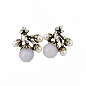 Boucles d'oreilles vintage de style français avec perles et strass sur fond blanc éclatant