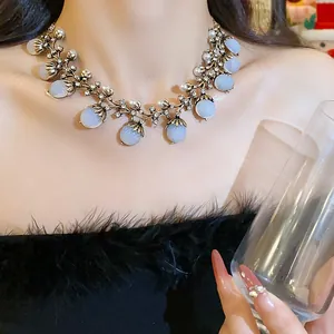 Vue détaillée d'un collier français vintage avec perles bleues sur un mannequin.