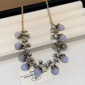 Collier français vintage élégant avec pierres lavande et perles sur une chaîne dorée