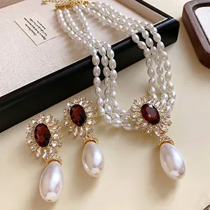 Parure de collier et boucles d'oreilles en perles à trois rangs avec pendentif fleur rouge
