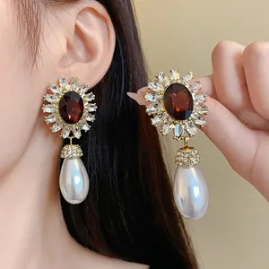 Boucles d'oreilles vintage françaises avec cristal rouge et perle en forme de goutte