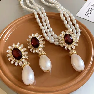 Collier de fleurs de style français vintage avec rubis rouge et perles en forme de goutte.