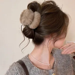 Pince à cheveux élégante en peluche avec nœud marron kaki pour chignons stylés d'hiver