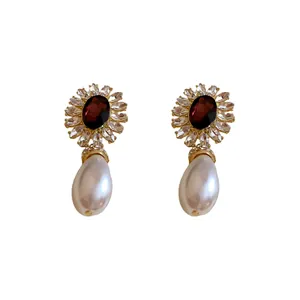 Boucles d'oreilles vintage avec fleur en strass et perle goutte style palais chic