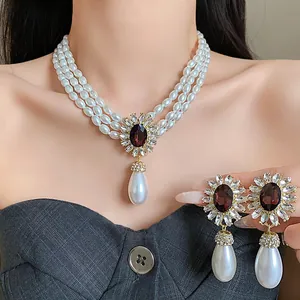 Parure de bijoux en perles vintage français avec strass floraux et perles en goutte détaillée