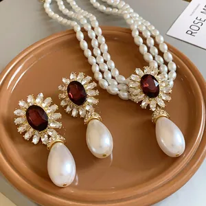 Gros plan d'un ensemble collier et boucles d'oreilles fleur perle de style vintage français