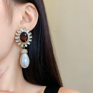 Boucles d'oreilles exquises de style français avec pierres rouges et perles de nacre.