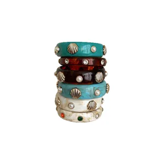 Set di bracciali rigidi in resina vintage con decorazioni in conchiglia e perle dorate