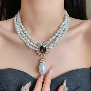 Collier de perles à trois rangs style vintage français avec fleur en cristal
