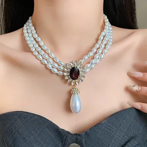 Élégant collier de perles à 3 rangs style palais français avec pendentif fleuri