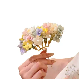 Elegante forcina per capelli fatta a mano con fiori in tessuto pastello da donna