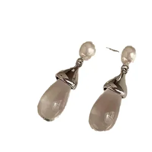 Pendientes colgantes de perlas y resina con aguja de plata para mujer, estilo elegante y lujo.