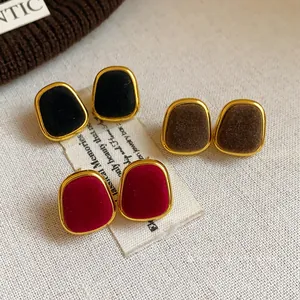 Juego de 3 pares de pendientes cuadrados flocados en negro, marrón y rojo bordeaux oro.