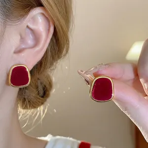 Elegantes pendientes de botón cuadrados flocados rojos con borde dorado de lujo