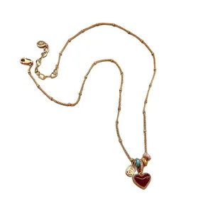 Collier doré de style chinois vintage doté d'un pendentif cœur en émail rouge