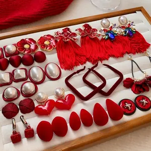 Collection élégante de boucles d'oreilles rouges vintage avec pompons et motifs de cœurs