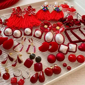 Collection de boucles d'oreilles vintage rouges avec fleurs, cœurs et glands