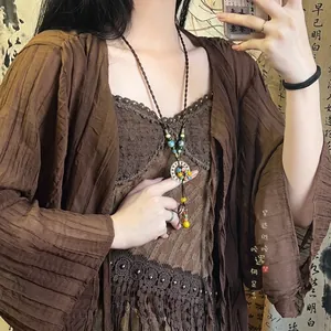 Vista dettagliata di una collana bohémien in ceramica con corda intrecciata stile retro