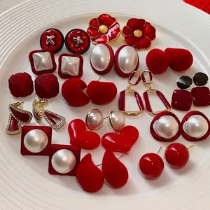 Collection d'élégantes boucles d'oreilles rouges aux motifs de cœur et de fleur