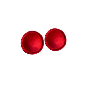 Boucles d'oreilles clous rondes élégantes en satin rouge pour un look rétro vintage