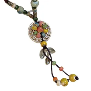 Collana lunga vintage bohémien fatta a mano con perle in ceramica colorate e ciondoli foglia