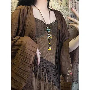 Collana lunga bohémien vintage con perline di ceramica colorate su un modello etnico