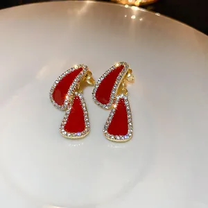 Gros plan détaillé de boucles d'oreilles vintage rouges avec bordure en cristal