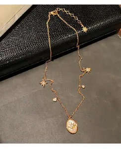 Collier doré style palais vintage avec breloques étoiles et pendentif ovale