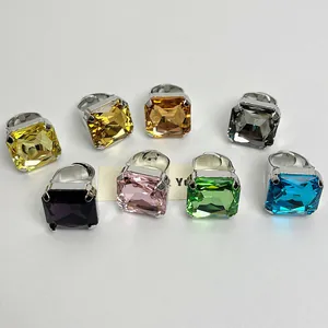 Dettaglio di anelli aperti con strass quadrati in vari colori vivaci